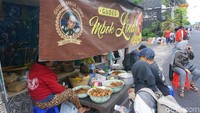 Gudeg Mbah Lindu berada di pos ronda depan gang di kampung Sosrowijayan samping hotel Grage. Sudah berjualan gudeg sejak zaman penjajahan Jepang, Mbah Lindu masih aktif memasak gudeg ini setiap hari. (Foto: Lusiana Mustinda)