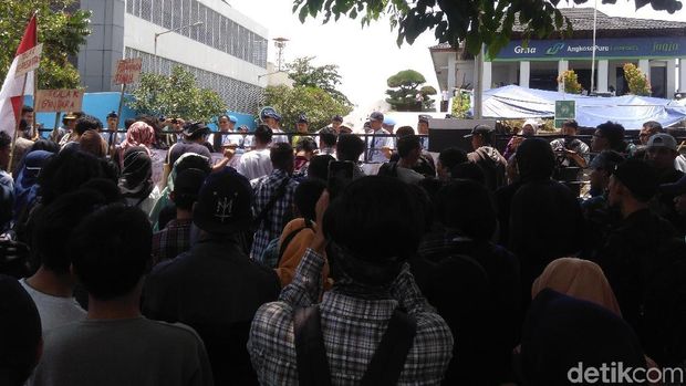 Suasa demo di depan kantor PT AP I, Yogyakarta.