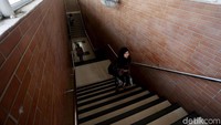 Kini hall disambungkan dengan terowongan bawah tanah atau underpass.