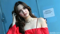 Ibu tiga anak itu tampak seksi kala menunjukan bahu mulusnya itu. Foto: Palevi S/detikHOT