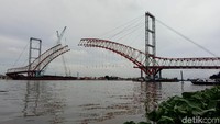 Begini penampakan terkini progres pembangunan Jembatan Musi VI yang telah mencapai 94%. Progres tahap I sudah mencapai 94% dan ada 9 segmen yang belum terhubung atau sekitar 45 meter lagi pada tiang lengkung tengah.