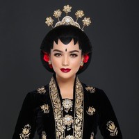 Citra Kirana melakukan pemotretan menggunakan pakaian tradisional pengantin Solo. Aktris yang akrab disapa Ciki itu menggunakan kebaya beludru atau kebaya Solo Basahan lengkap dengan sanggul dan properti pengantin lainnya.  Foto: dok. Instagram (Aldi Photo)