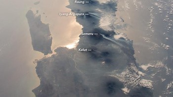 Penampakan pulau Jawa, Bali dan Lombok di atasnya. Foto: ESA/NASA