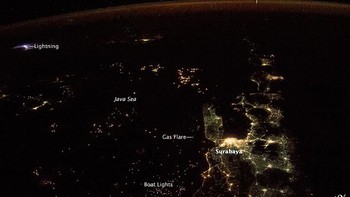 Penampakan langit malam Surabaya dari International Space Station diambil pada tahun 2014. Foto: ESA/NASA