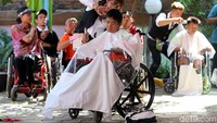 Peringatan Hari Disabilitas Internasional diisi dengan sejumlah kegiatan. Salah satunya pemotongan rambut penyandang disabilitas. Peringatan Hari Disabilitas Internasional diisi dengan sejumlah kegiatan. Salah satunya pemotongan rambut penyandang disabilitas.