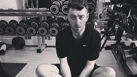 Pria peraih Grammy dan Oscar itu belakangan juga menjadi gym rat dengan berolahraga sebanyak tiga kali dalam sepekan bersama seorang personal trainer, dengan fokus salah satunya pada latihan kardio, serta yoga. (Foto: Instagram/samsmithworld)
