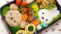 Nasi berbentuk anak kelinci dan anak anjing bisa disandingkan dengan berbagai lauk pelengkap. Foto: Istimewa