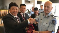 Kepala Badan Reserse Kriminal Polri Komjen Pol Ari Dono Sukmanto bertukar cendera mata dengan Wakil Kepala Kepolisan Selandia Baru Mark Clement di Markas Kepolisian Selandia Baru di Wellington, Rabu (6/12). Foto: dok. Polri