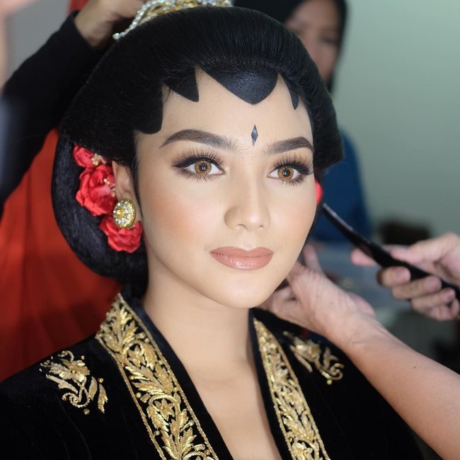 Di penampilan lainnya, Citra tampil dengan lipstik warna nude. Warna nude menjadi lipstik favorit Citra Kirana. Namun netizen berkomentar bahwa Citra Kirana terlihat lebih segar dengan lipstik merah. Nah pakai lipstik merah baru ajib...panglingin cantik.., komentar salah satu netizen.  Foto: dok. Instagram (Bennu Sorumba)