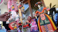 Para penyandang disabilitas juga memamerkan kerajinan hasil karya mereka.