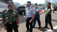 KSAU Marsekal Hadi Tjahjanto didampingi Panglima TNI Jenderal Gatot Nurmantyo, KSAD Jenderal Mulyono dan KSAL Laksamana Ade Supandi memasuki gedung DPR.