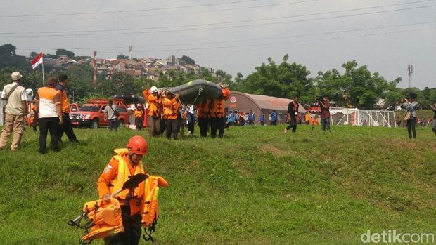 Apel Rencana Kontigensi (Renkon) dan Uji Lapang 2017 di bantaran sungai Banjir Kanal Barat, Kelurahan Simongan, Semarang.