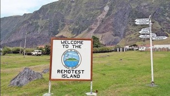 Tristan da Cunha, menurut situs resminya, tempat ini diklaim sebagai pulau berpenghuni paling terpencil di dunia yang berjarak 3.360 dari lepas pantai Afrika Selatan. Meskipun begitu, masih ada 260 orang yang hidup di Tristan da Cunha sehingga kehidupan sehari-hari bukan menjadi masalah untuk menyelamatkan diri ke sana. (Foto: Internet)