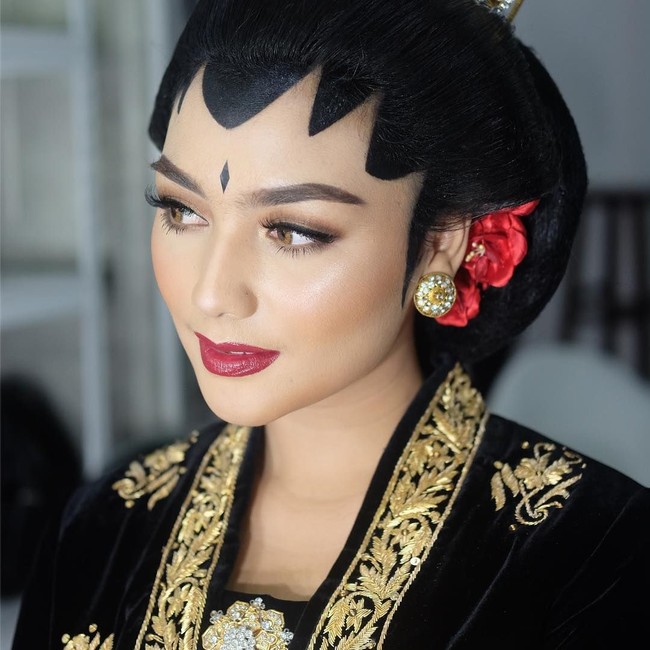 Citra Kirana yang hampir tidak pernah pakai lipstik warna-warna bold seperti merah, kali ini ia harus pasrah di-makeover Bennu. Ia tampil cetar dengan lipstik merah. Hasilnya membuat penampilan Citra Kirana berbeda dan makin cantik.  Foto: dok. Instagram (Bennu Sorumba)