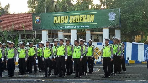 Sedekah dilakukan setelah apel di Satpas Polres Gresik