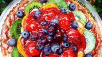 Mixed Fruit Tart ini terlihat segar. Saus strawberrynya sangat mengunggah selera. Foto: Rochelle Javier