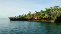 Pulau Giliyang juga didominasi oleh pantai karang. Masih diselidiki kenapa pulau ini bisa memiliki tingkat oksigen yang tinggi (@noradiwirjo/Instagram)