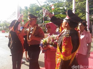 Usai Sertijab, Tradisi Pedang Pora Sambut Kapolres Jaksel dan Jakpus