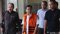 Tak ada sepatah kata pun yang disampaikan Novanto. Saat ditanya tentang nasib praperadilannya, dia juga tak merespons.