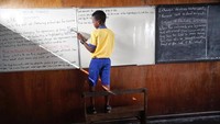 Layaknya sekolah lain, sekolah terapung ini juga memiliki seragam. Warnanya cantik, kuning dan biru. Bahasa yang digunakan pun bahasa Inggris lho! (Akintunde Akinleye/Reuters)