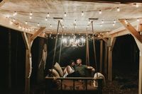 Ada kasur gantung yang unik (Facebook/Bolt Farm Treehouse)