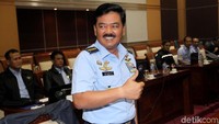 Jenderal Gatot sendiri sempat mengantar Hadi ke DPR untuk memberi semangat. Dia mengajak KSAD Jenderal Mulyono dan KSAU Laksamana Ade Supandi.