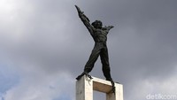 Revitalisasi Lapangan Banteng dilakukan ke dalam tiga zona. Pertama adalah zona satu yang meliputi Monumen Pembebasan Irian Barat. Zona dua, yakni tempat olahraga. Sedangkan, zona tiga yakni zona taman.