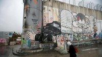 Mural Trump dan Netanyahu tergambar di tembok pembatas Israel dan Palestina di Bethlehem bagian dari Tepi Barat (Foto: Dok. REUTERS/Mussa Qawasma)