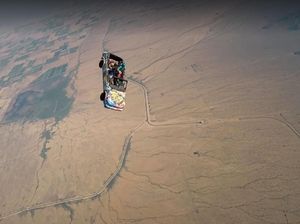 Mobil Bergambar Donald Trump Terjun dari Pesawat