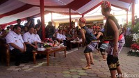 Beberapa penyandang disabilitas menari di hadapan Gubernur DKI Jakarta Anies Baswedan.