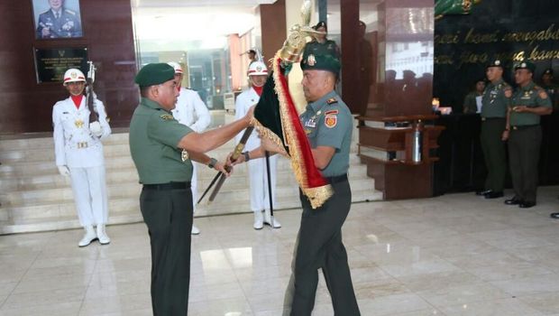 Letkol Inf M Asmi sebagai Komandan Batalyon (Danyon) Mandala Yudha yang pertama