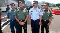 Selain Panglima TNI, Marsekal Hadi juga ditemani KSAD dan KSAL saat itu ketika menjalani uji kelayakan. (Foto: Lamhot Aritonang)