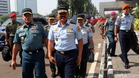 Momen Panglima TNI Jenderal Gatot Nurmantyo mengantar calon penggantinya untuk ikut uji di DPR merupakan tradisi baru. Sebelumnya, tak ada calon Panglima TNI yang diantar pendahulunya.