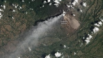 Penampakan erupsi Gunung Sinabung di Sumatera Utara. Foto: ESA/NASA