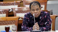 Uji kelayakan dan kepatutan terhadap Arief Hidayat sempat diskor saat rapat baru dimulai.