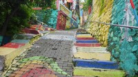 Oiya, jalanan di sini cukup menanjak, jadi traveler harus siapkan stamina kalau mau menjelajahi Kampung Pelangi (Kurnia/detikTravel)