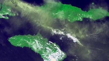 Gambar yang diambil oleh satelit mini Proba EVA milik ESA ini menampakkan pulau Sangeang dengan gunung apinya Sangeang Api. Foto: ESA/NASA