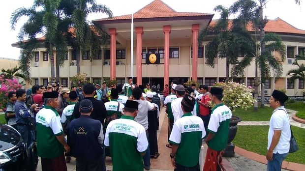 Massa santri datangi Pengadilan Negeri Kabupaten Kediri untuk memberi dukungan moril bagi Ahmad