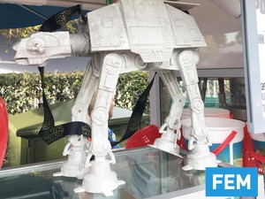 Inovatif! Disneyland Kejutkan Penggemar Star Wars dengan AT-AT Popcorn Bucket