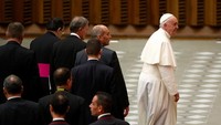 Paus Fransiskus di hari yang sama juga menghadiri audiensi general mingguan di Paul VI Hall, Vatikan.  (Foto: Dok. REUTERS/Alessandro Bianchi)