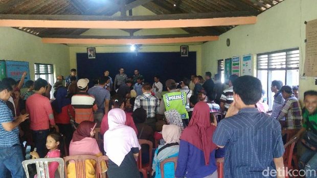 Pertemuan perwakilan perusahaan dengan karyawan dan warga