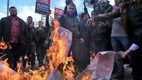 Warga Palestina menggelar aksi protes terhadap keputusan AS yang mengakui Yerusalem sebagai ibukota Israel di Gaza usai pengumuman resmi dari Trump (Foto: AFP PHOTO / MAHMUD HAMS)