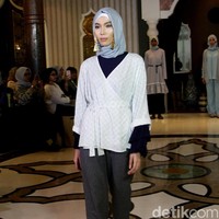 Rancangan busana muslim terbaru dari creative director brand SUQMA, Jenahara Nasution, yang mengusung tema Djellaba, bertempat di Rumah Maroko, Menteng, Jakarta. [6/12/2017]. Foto: Mohammad Abduh/Wolipop