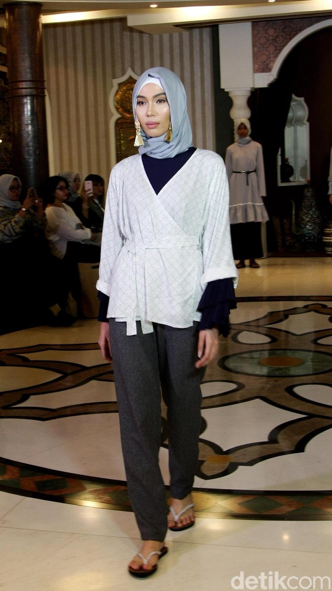Rancangan busana muslim terbaru dari creative director brand SUQMA, Jenahara Nasution, yang mengusung tema Djellaba, bertempat di Rumah Maroko, Menteng, Jakarta. [6/12/2017]. Foto: Mohammad Abduh/Wolipop