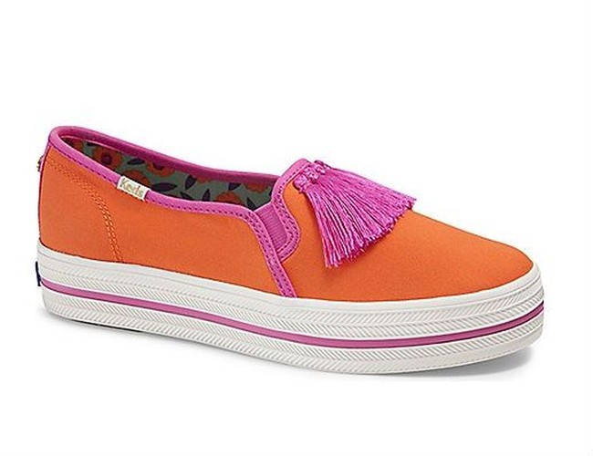 Capricorn suka sesuatu yang praktis, tapi tetap terlihat elegan. Kamu akan memilih sneakers model klasik tapi juga punya detail unik. Misalnya motif di bagian belakang sepatu atau detail tulisan yang menarik perhatian. Foto: Keds