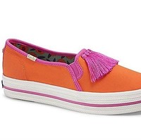 Capricorn suka sesuatu yang praktis, tapi tetap terlihat elegan. Kamu akan memilih sneakers model klasik tapi juga punya detail unik. Misalnya motif di bagian belakang sepatu atau detail tulisan yang menarik perhatian. Foto: Keds