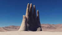 Di kawasan gurun, sekitar 75 km sebelah selatan Kota Antofagasta, Chile, terdapat Mano del Desierto atau Hand of the Desert (stampdutyrtw/Instagram)
