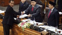 Pembahasan soal calon Panglima TNI dimulai dari pembacaan laporan fit and proper test yang disampaikan Ketua Komisi I DPR Abdul Kharis. Kharis menyampaikan Komisi I sudah menjalankan amanat yang disampaikan Presiden.