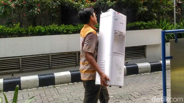  Barang bukti terkait kasus First Travel dibawa dari Bareskrim ke Kejari Depok, Kamis (7/12/2017)