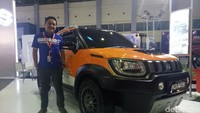 Mobil terbaru Suzuki Ignis telah dimodifikasi tampil berbeda. Modifikasi tampilan warna, bentuk, hingga ban serta pelek, menjadikan mobil ini lebih gagah dan sporty dari tampilan sebelumnya. Foto: Ibnu Munsir
